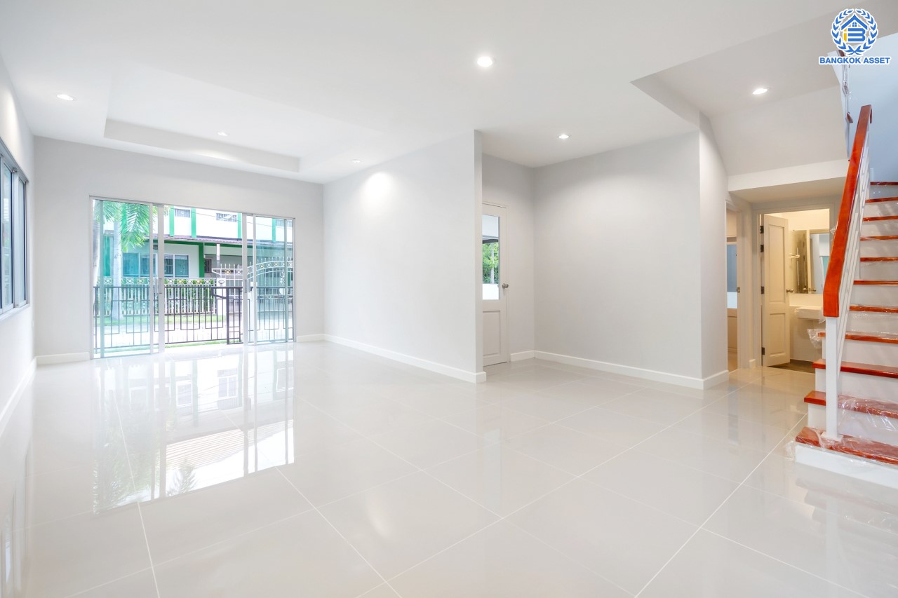 บ้านมือสองตกแต่งใหม่ ม.วิลล่าการ์เด้น3 บางกรวย-ไทรน้อย เนื้อที่ 54.2 ตร.ว. ฟังก์ชัน 4 ห้องนอน 3 ห้องน้ำ จอดรถได้ 2 คัน บรรยากาศเป็นส่วนตัว บนทำเลศักยภาพ ใกล้เซ็นทรัลเวสต์เกต เชื่อมต่อหลายเส้นทาง ถ.รัตนาธิเบศร์, ถ.กาญจนาภิเษก และราชพฤกษ์ และรถไฟฟ้า "สถานีบางพลู"...